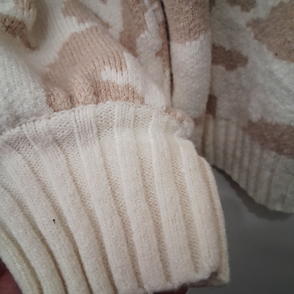 +$1🛍Pink Lily Cream and Tan Patterned Sweater - Picture 7 of 8